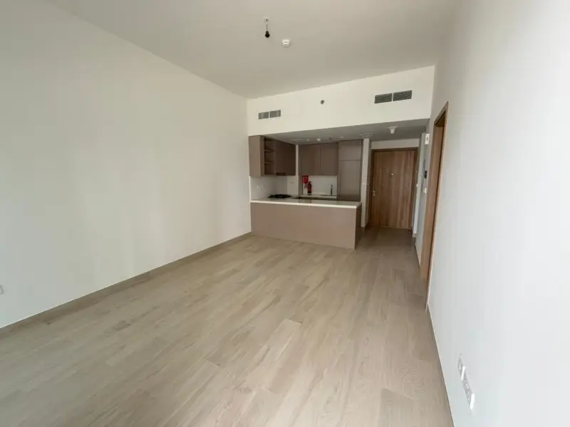 High-Floor 1BR | Multiple Views | Balcony Access — photo 3