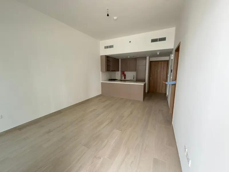 High-Floor 1BR | Multiple Views | Balcony Access — photo 4