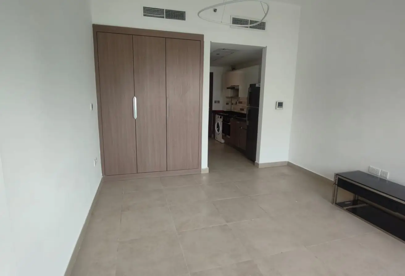 Modern Studio Apartment | Flexible Cheques